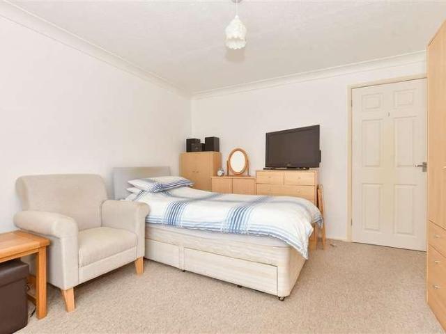 Flat for sale in Swalecliffe, Canterbury