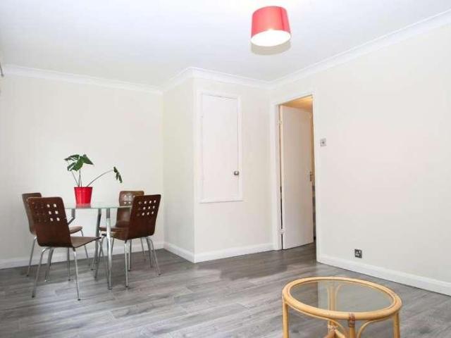 Flat for sale in Woking, Surrey