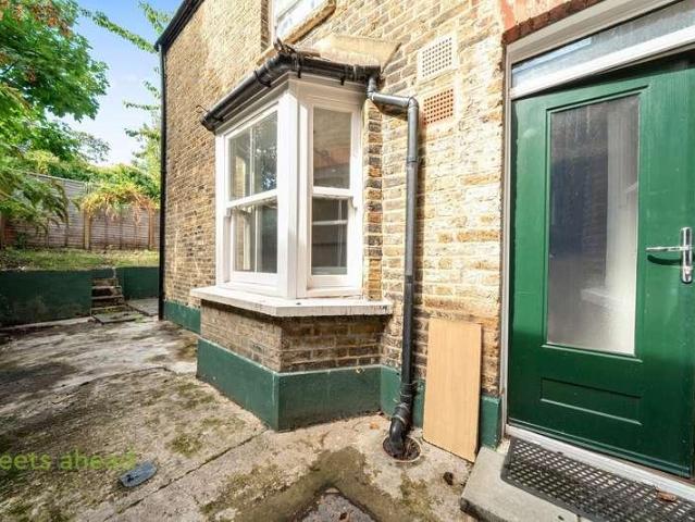 Flat for sale in West Norwood, Greater London