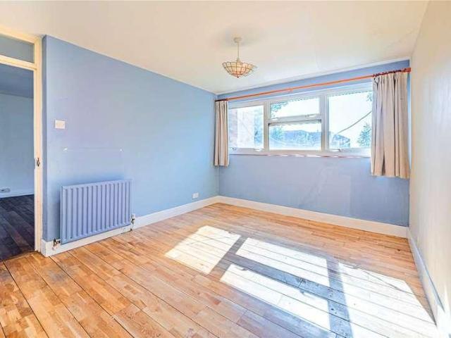 Flat for sale in Ashlyns Estate, Pouchen End