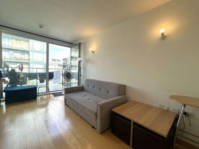 Flat for sale in Hayes, Greater London