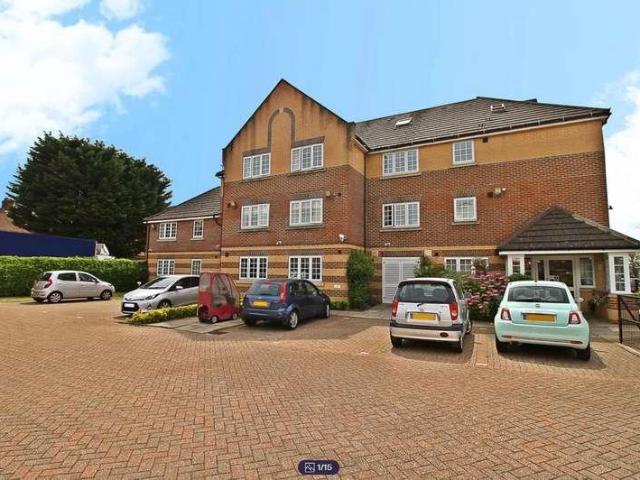 Flat for sale in Cockfosters, Greater London