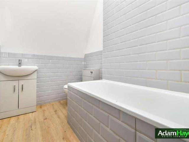 Flat for sale in Woodside Park, Greater London