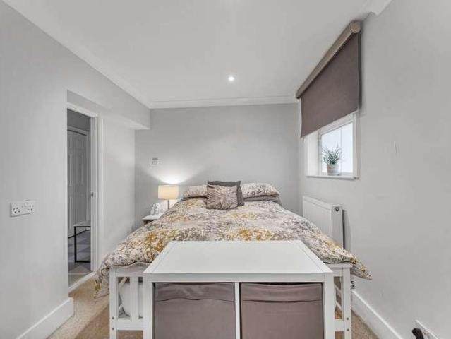 Flat for sale in Henley-on-Thames, Berrick Salome