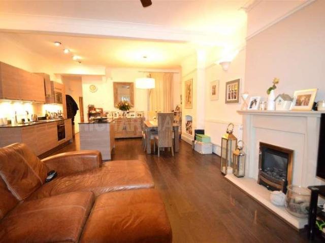 Flat for sale in Mill Hill, Greater London