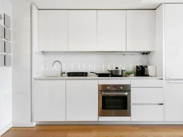 Flat for sale in Draper Estate, Greater London