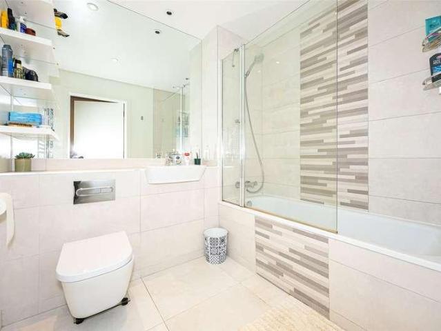Flat for sale in London Borough of Ealing, Greater London