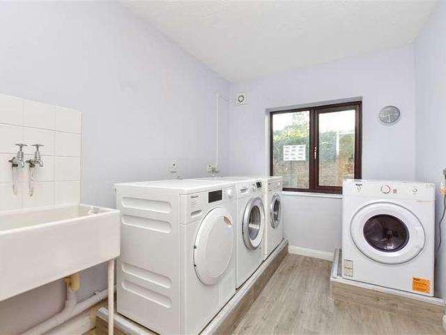 Flat for sale in London Borough of Croydon, Shirley