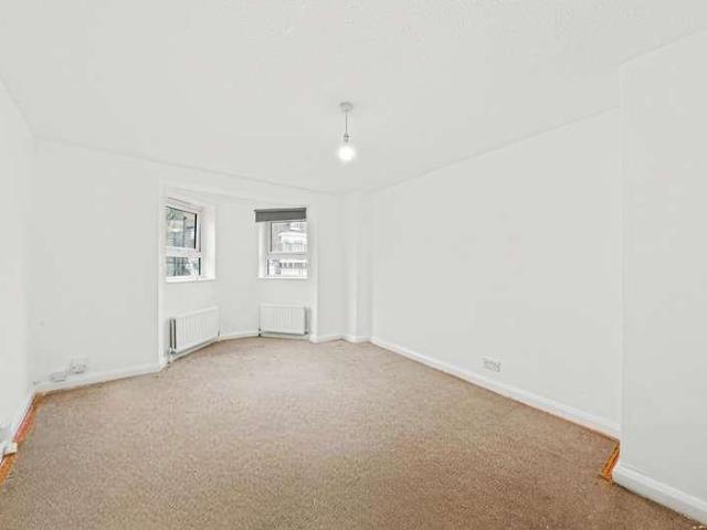 Flat for sale in Peckham, Greater London
