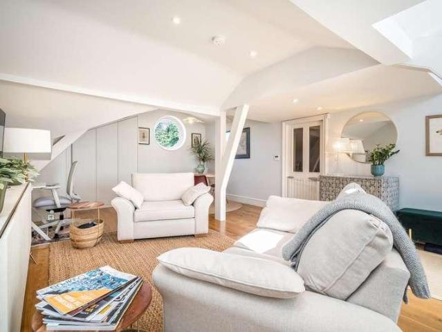 Flat for sale in Elmstead, Greater London