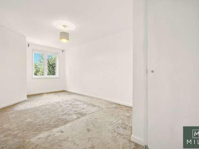 Flat for sale in Brondesbury, Greater London