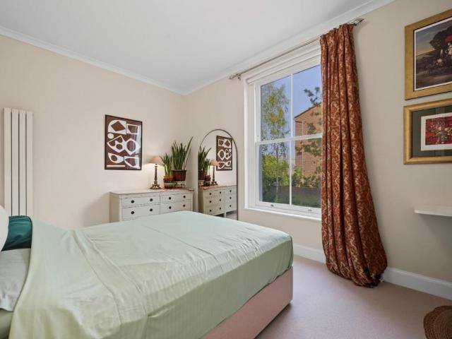 Flat for sale in Stoke Newington, Greater London
