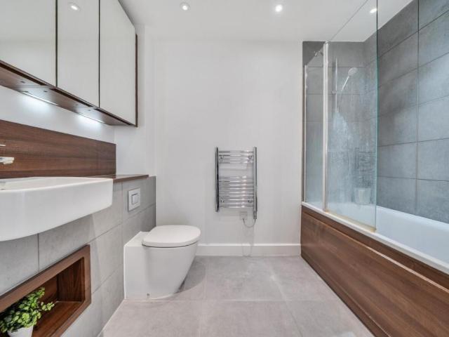 Flat for sale in London Borough of Lewisham, Ladywell