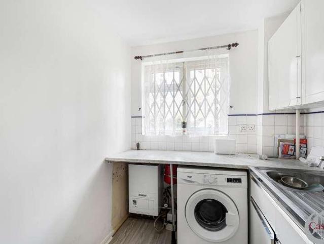 Flat for sale in Bowes Park, Greater London