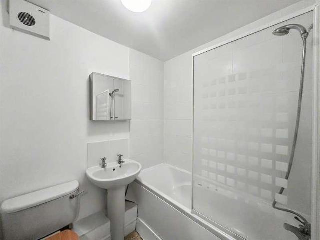 Flat for sale in St Albans, Five Acres