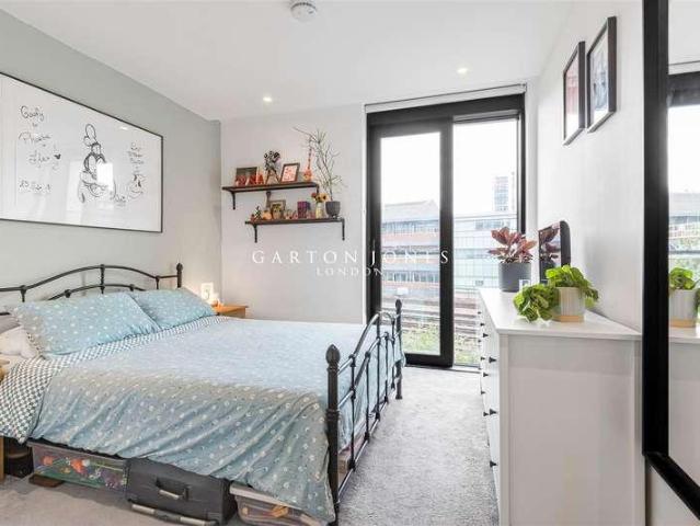 Flat for sale in Vauxhall, Greater London