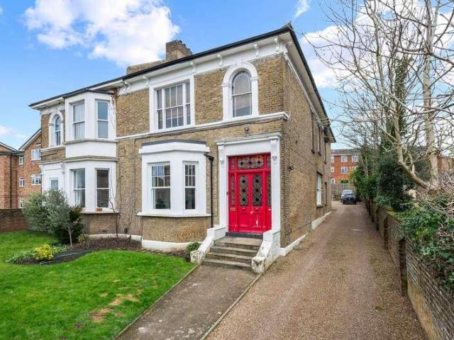 Flat for sale in Surbiton, Greater London