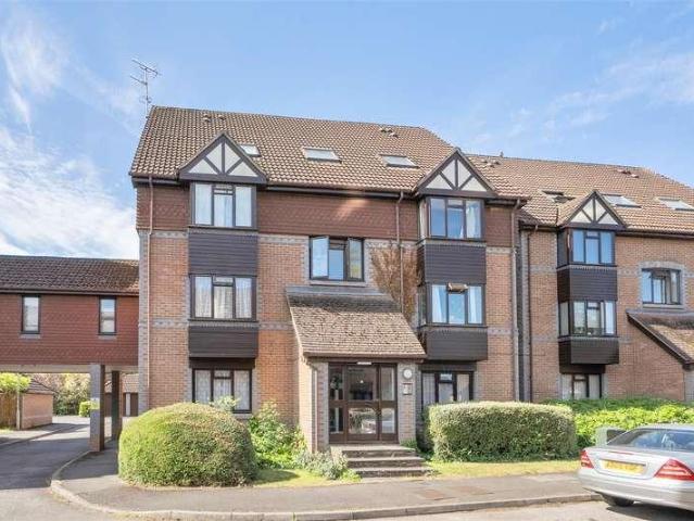 Flat for sale in Dee Park, Reading