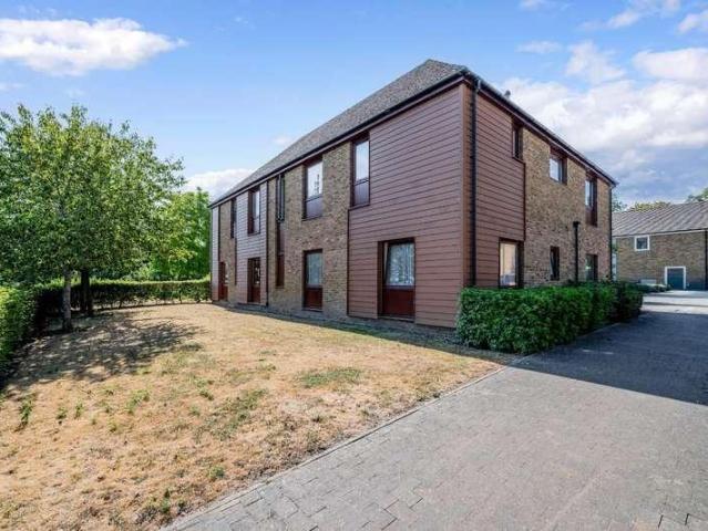 Flat for sale in Manor Park, Epsom