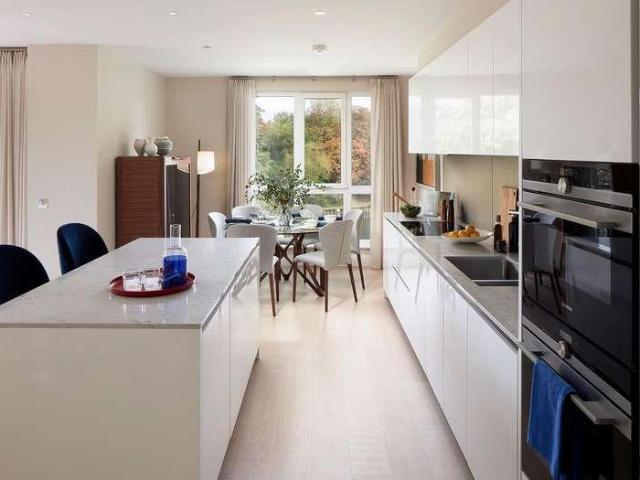 Flat for sale in Hampton Wick, Greater London