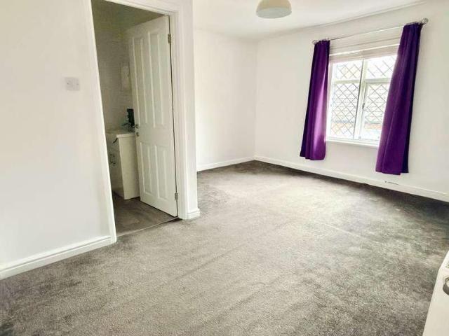 Flat for sale in Tewkesbury, Pamington