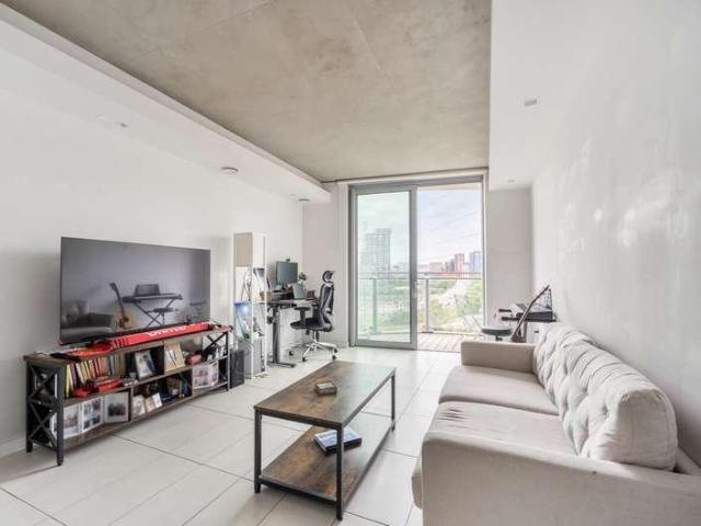 Flat for sale in Canning Town, Greater London