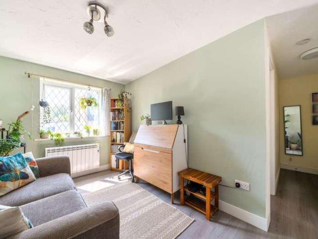 Flat for sale in Woking, Surrey