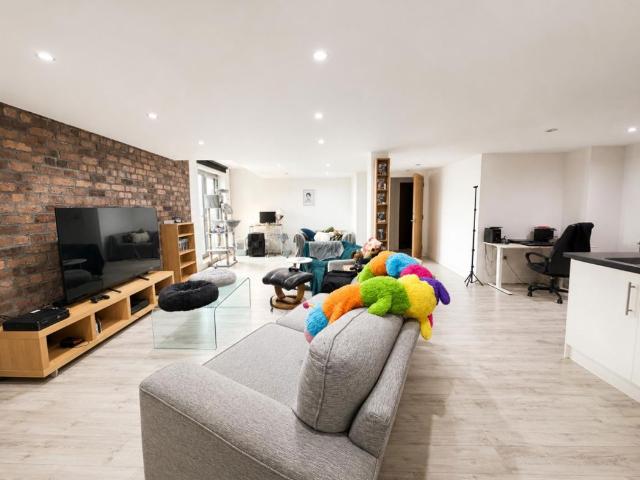 Flat for sale in Chinatown, Liverpool