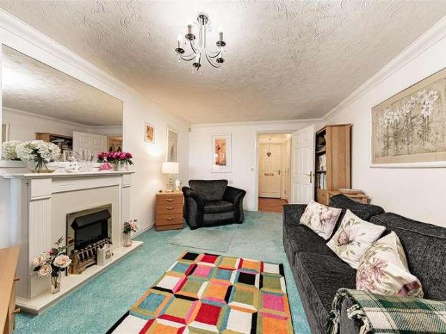 Flat for sale in Cliftonville West, Thanet