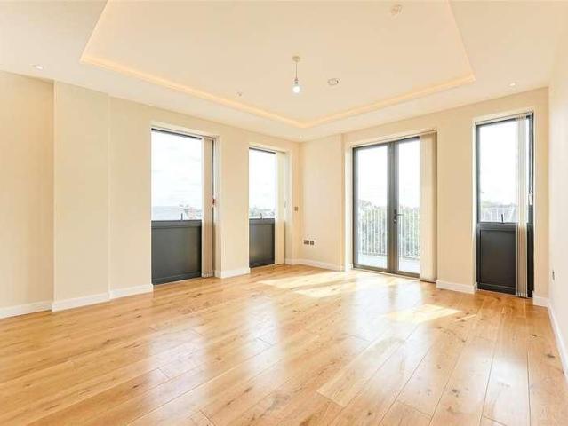 Flat for sale in London Borough of Ealing, Greater London