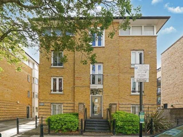 Flat for sale in Brownswood Park, Stoke Newington