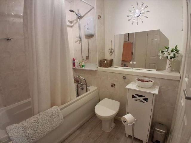 Flat for sale in London Borough of Hounslow, Feltham