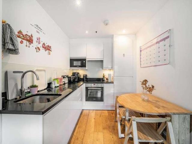 Flat for sale in Croydon, Broad Green