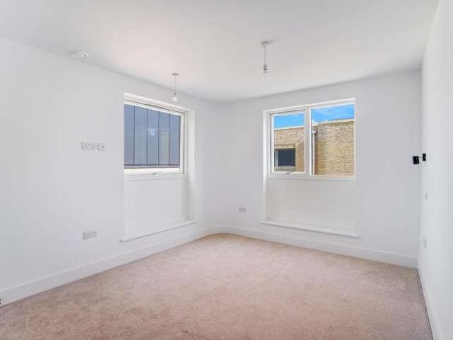 Flat for sale in Goddington, Greater London