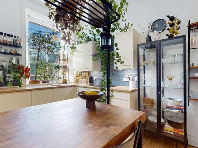 Flat for sale in Hyndland, Scotland