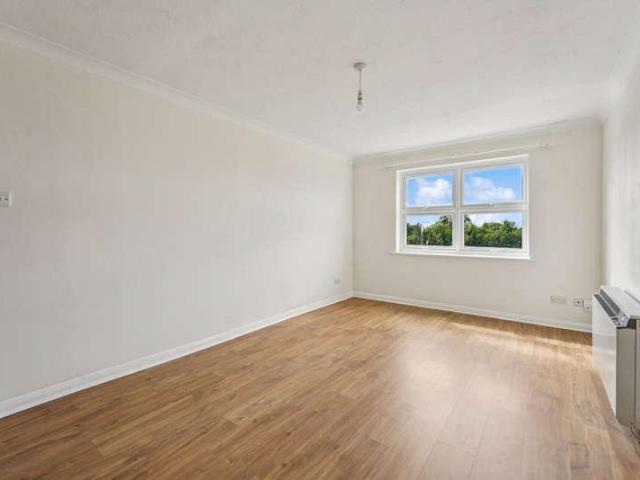 Flat for sale in Surbiton, Greater London