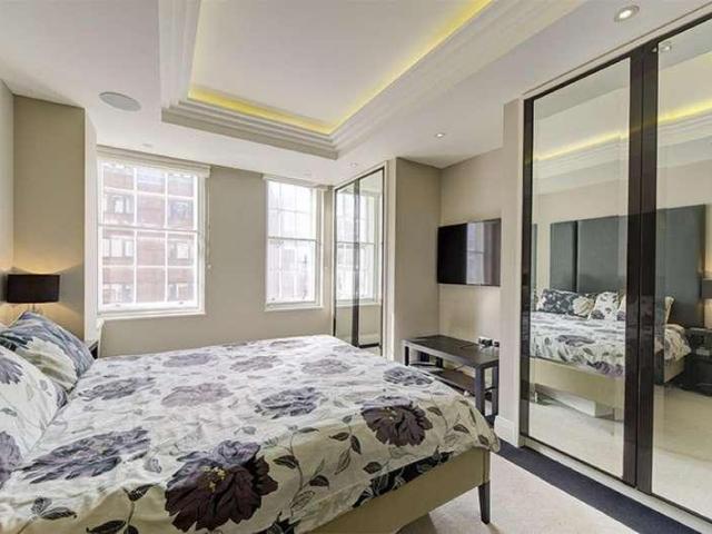 Flat for sale in Victoria, Greater London