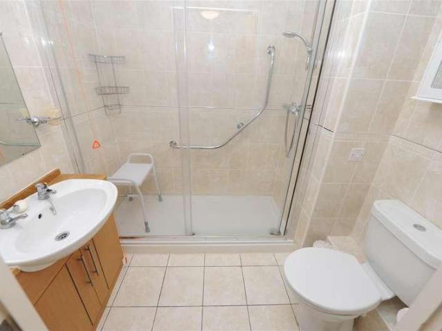 Flat for sale in Wrose, West Yorkshire