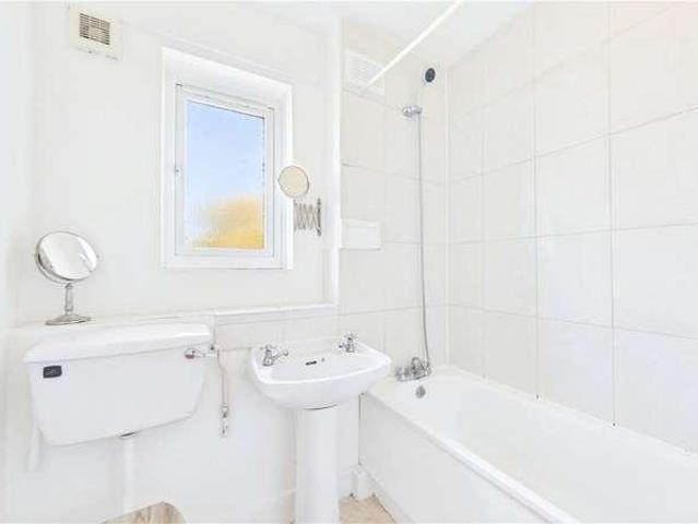 Flat for sale in Woodberry Down, Stamford Hill