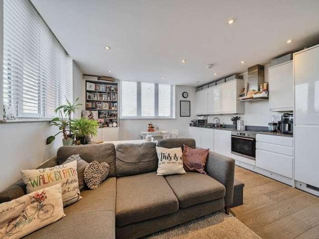 Flat for sale in Ickenham, Greater London