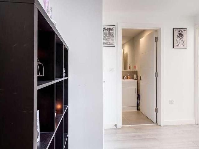 Flat for sale in Lane, Greater London