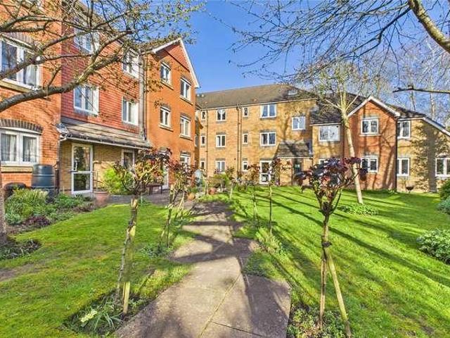 Flat for sale in Heol-las, Surrey