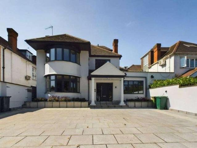 Flat for sale in Brondesbury, Greater London