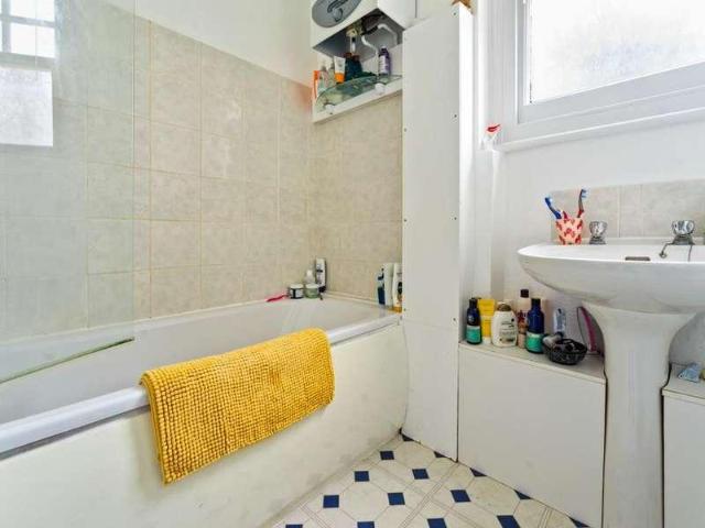 Flat for sale in Surbiton, Greater London