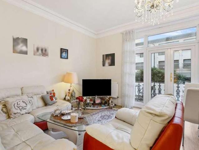 Flat for sale in West Kensington, Greater London