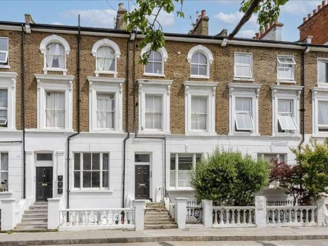 Flat for sale in Shepherd's Bush, Greater London