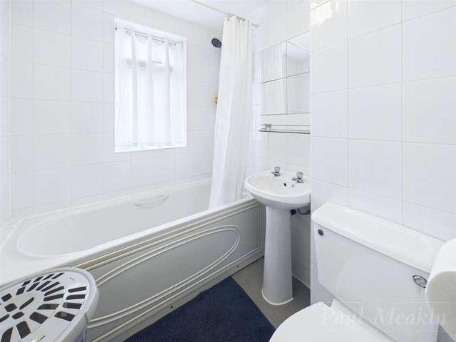 Flat for sale in London Borough of Croydon, Forestdale