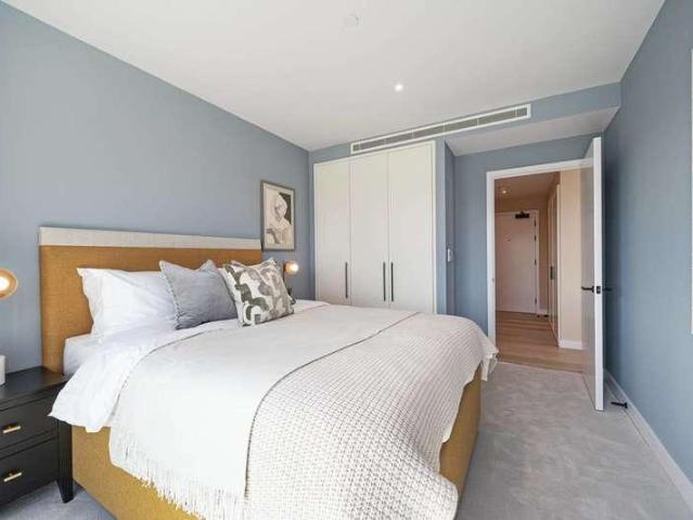 Flat for sale in E16, London