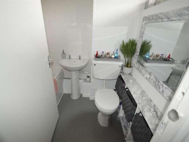 Flat for sale in Dagenham, Becontree