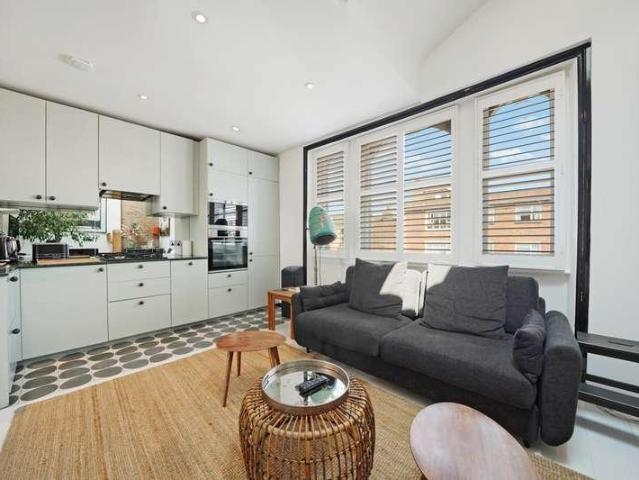 Flat for sale in North Kensington, Greater London